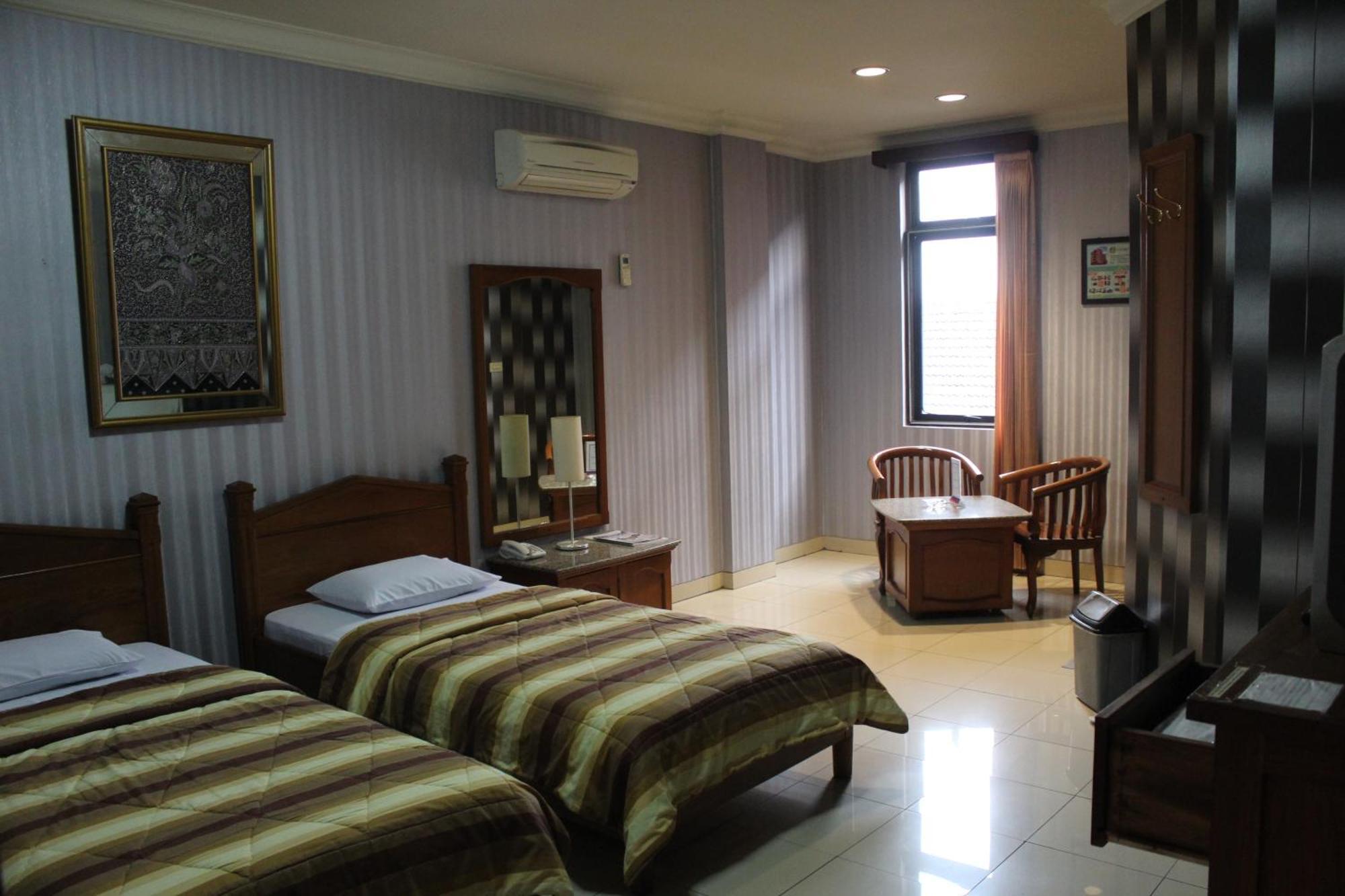 Hotel 678 Kemang Powered By Cocotel Джакарта Экстерьер фото
