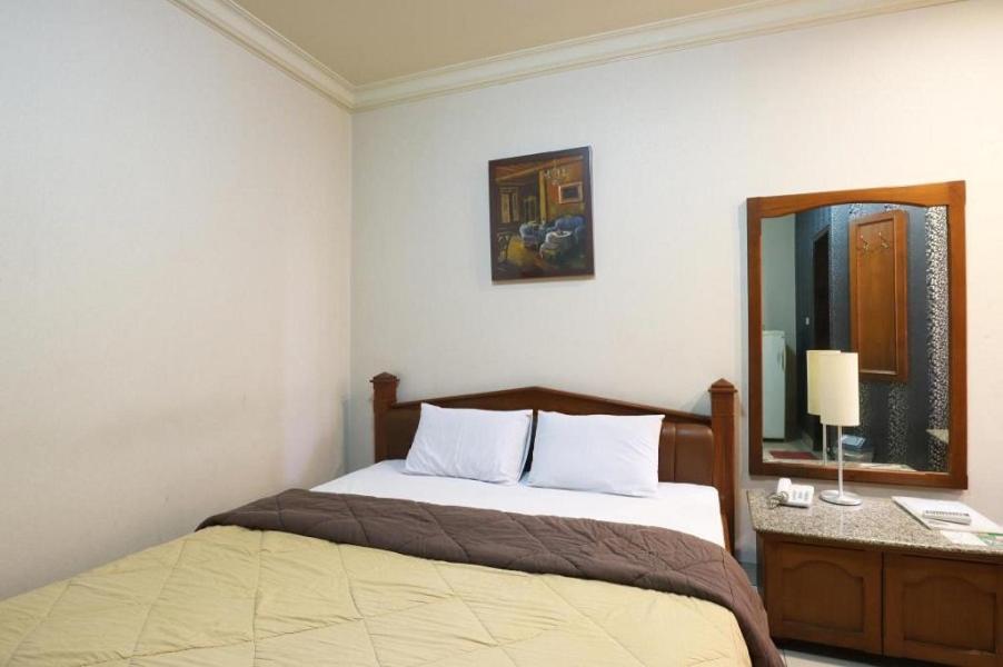 Hotel 678 Kemang Powered By Cocotel Джакарта Экстерьер фото