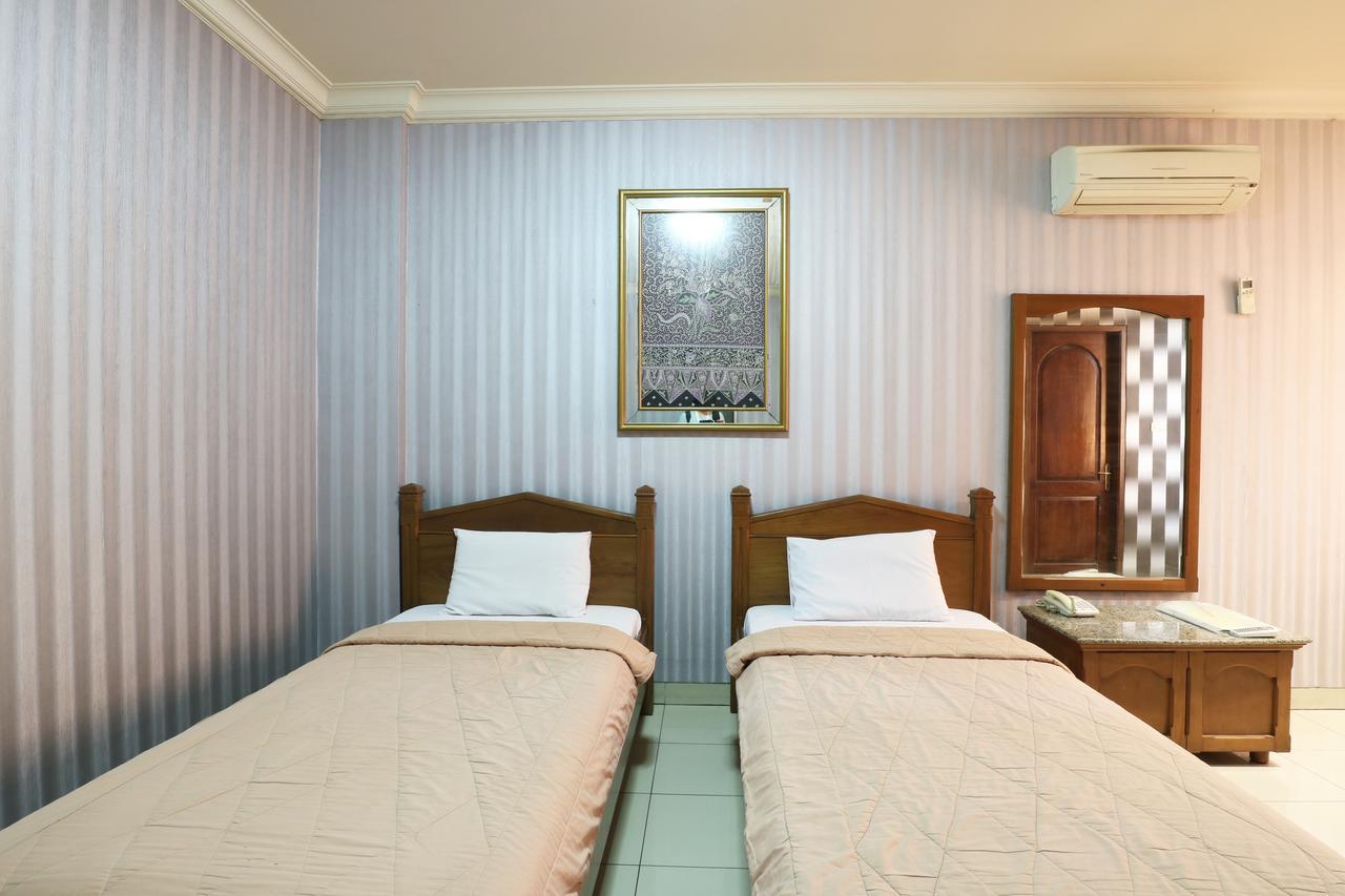 Hotel 678 Kemang Powered By Cocotel Джакарта Экстерьер фото